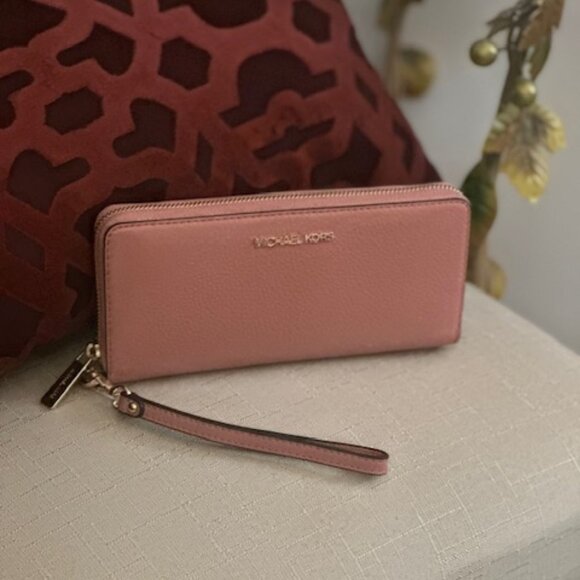 Pretty in Pink Michael Kors Wallet....gently used with Michael Kors gold accents - Picture 1 of 1